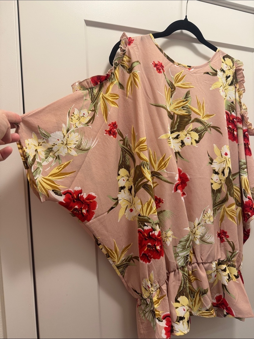 🆕 easel Blush Floral Cold-Shoulder Tunic with Red & Cream Blooms. M. NWT!🔥 - Picture 4 of 4